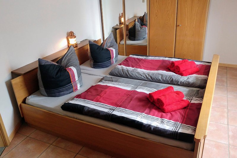 Schlafzimmer mit Doppelbett und genug Platz für ein Kinderbett