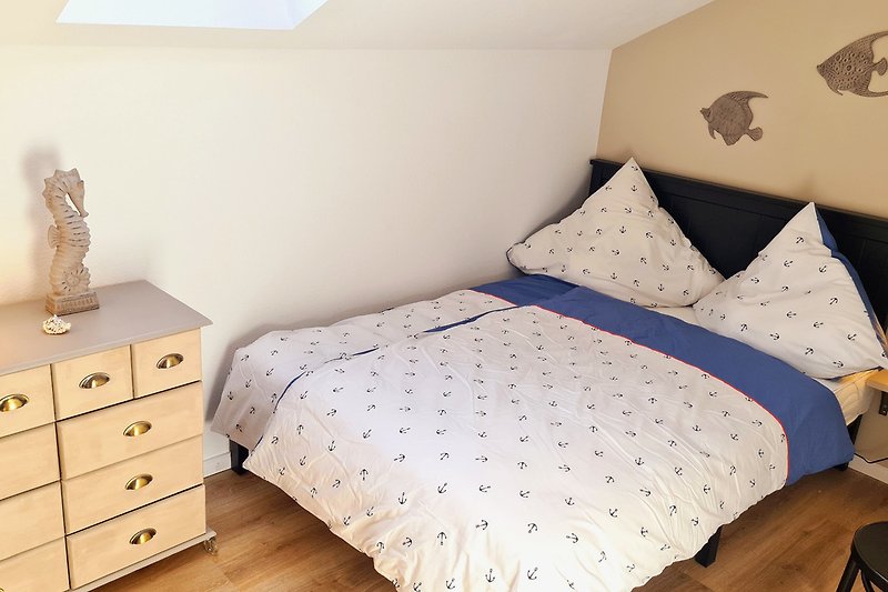 Schlafzimmer mit Doppelbett 140x200