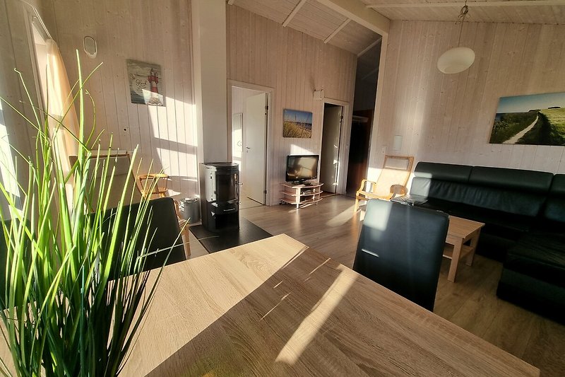 Moderne Wohnung mit stilvoller Einrichtung und gemütlicher Atmosphäre.