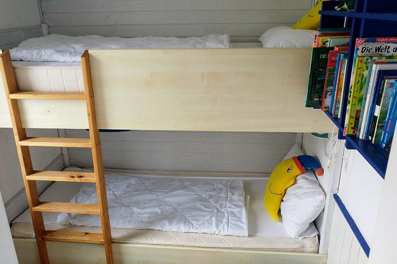 Schlafzimmer mit Doppelstockbett im OG