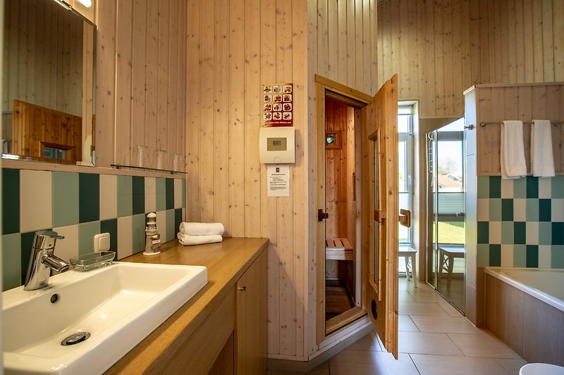 Dusch- und Wannenbad mit Zugang zur Sauna