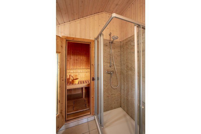 Duschbad mit Sauna-Zugang