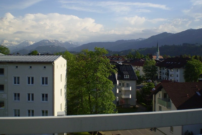 Blick über die Stadt in die Oberstdorfer Berge