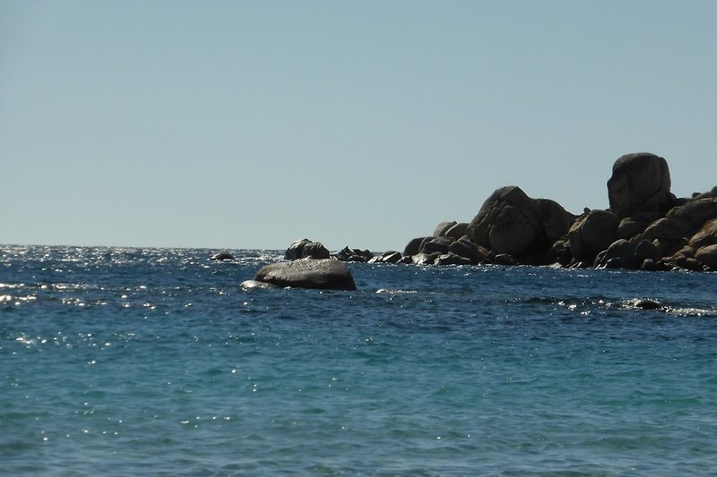 Tiefblaues Meer mit Felsen, gut zum Tauchen und Schnorcheln