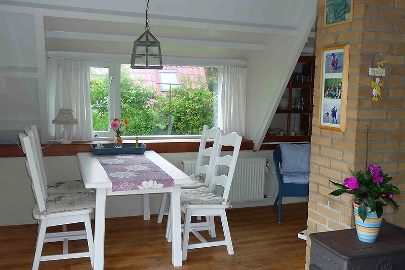 Essbereich mit Blick in den Garten