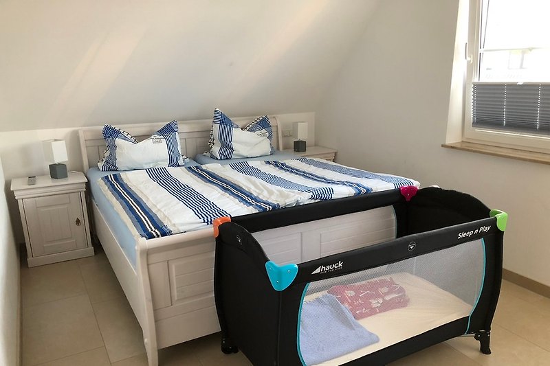 Schlafzimmer 1 mit Kinderbett