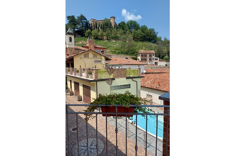 Blick von der Terrasse auf das Schwimmbad und auf das Burg der Roero-Grafen