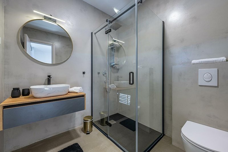 Schönes Badezimmer mit stilvoller Einrichtung und modernem Design.