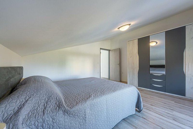 Komfortables Schlafzimmer mit stilvoller Einrichtung und gemütlichem Bett.