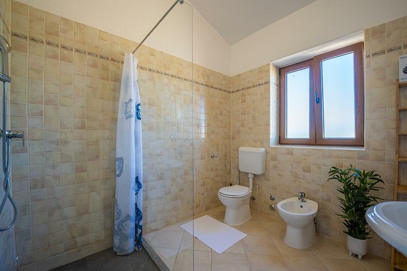 Schönes Badezimmer mit lila Akzenten und Holzdetails.
