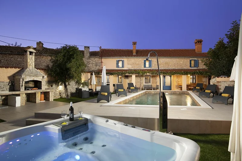 Villa mit Pool – genießen Sie entspannte Stunden am Wasser! Villa mit Pool – genießen Sie entspannte Stunden am Wasser!