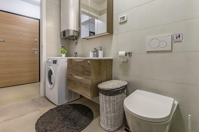 Gemütliches Badezimmer mit lila Akzenten, modernem Design und stilvoller Einrichtung.