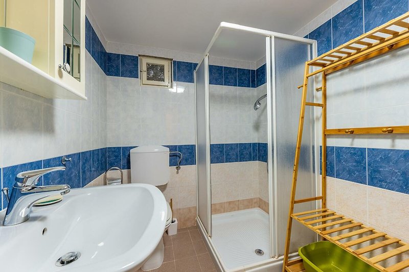Schönes Badezimmer mit moderner Ausstattung und stilvoller Beleuchtung.