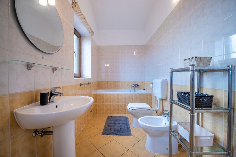 Schönes Badezimmer mit lila Fliesen und Holzakzenten.