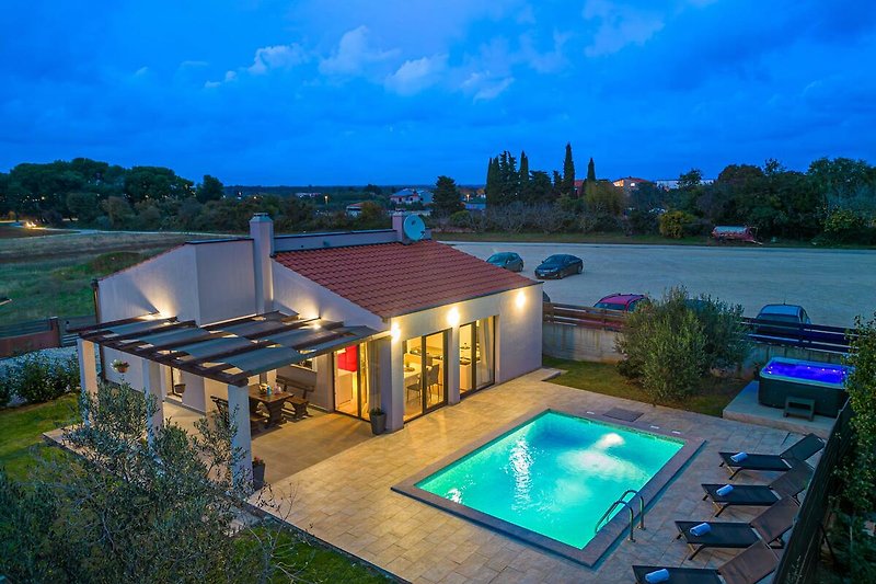 Schönes Haus mit Pool, Blick auf das Wasser und tropischer Landschaft.