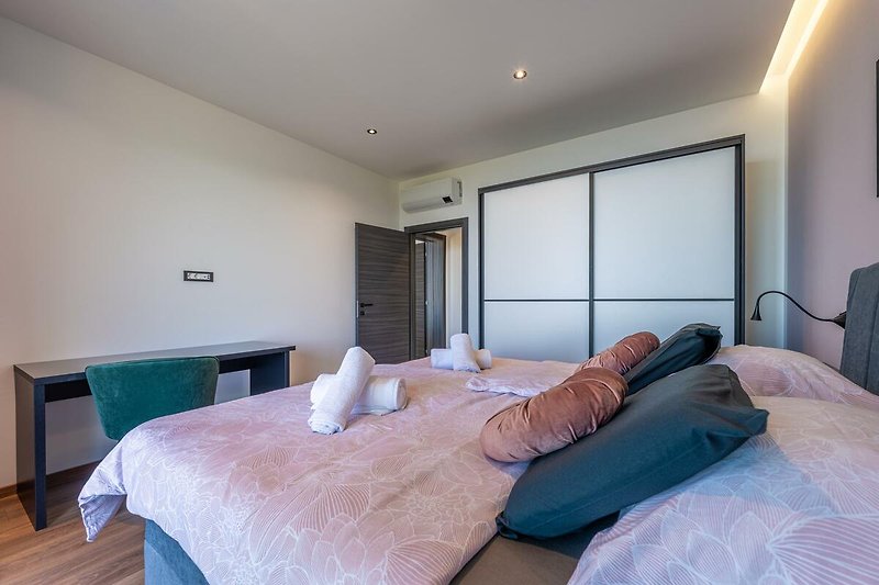 Gemütliches Schlafzimmer mit stilvollem Holzbett und gemütlicher Einrichtung.