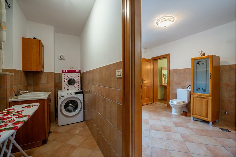 Gemütliches Ferienhaus mit stilvoller Einrichtung und moderner Waschküche.