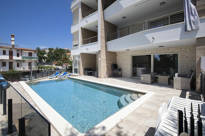 Apartment mit Balkon und Poolblick. Perfekt für entspannte Tage!