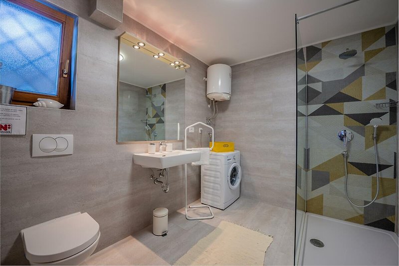 Ein stilvolles Badezimmer mit elegantem Design und hochwertigen Armaturen.