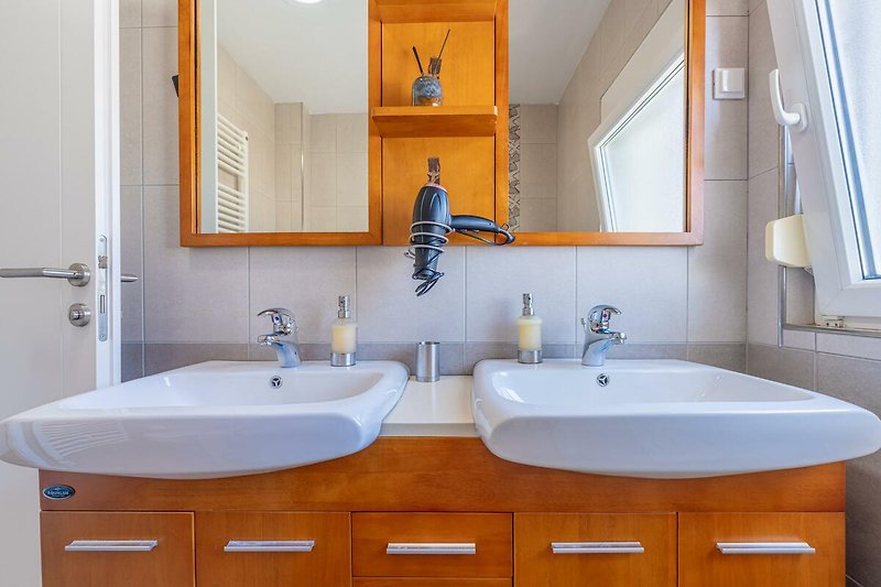 Schönes Badezimmer mit stilvollem Interieur und moderner Ausstattung.