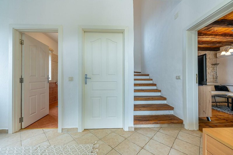 Schöne Holztür mit stilvollem Design und passender Beleuchtung.