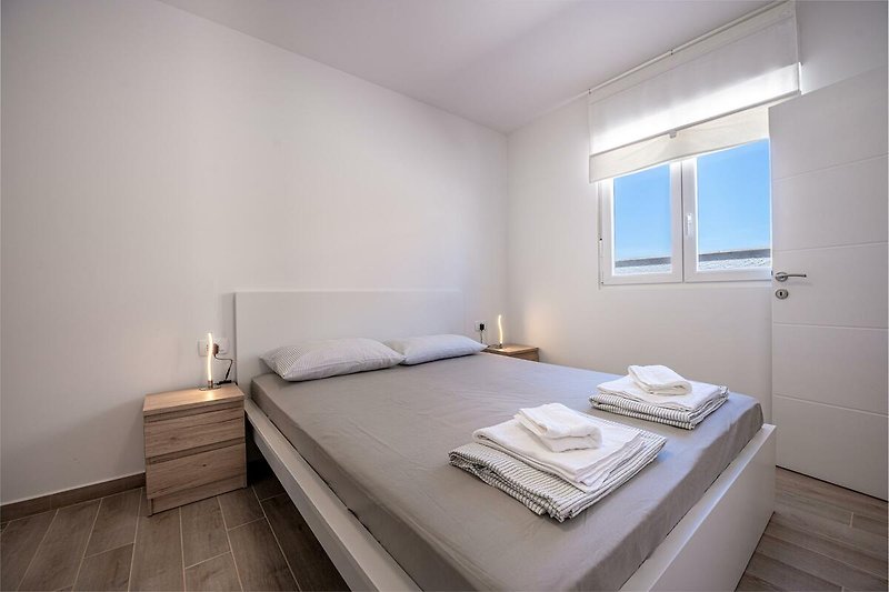 Gemütliches Schlafzimmer mit bequemem Bett und stilvollem Interieur. Perfekt zum Entspannen und Ausruhen.
