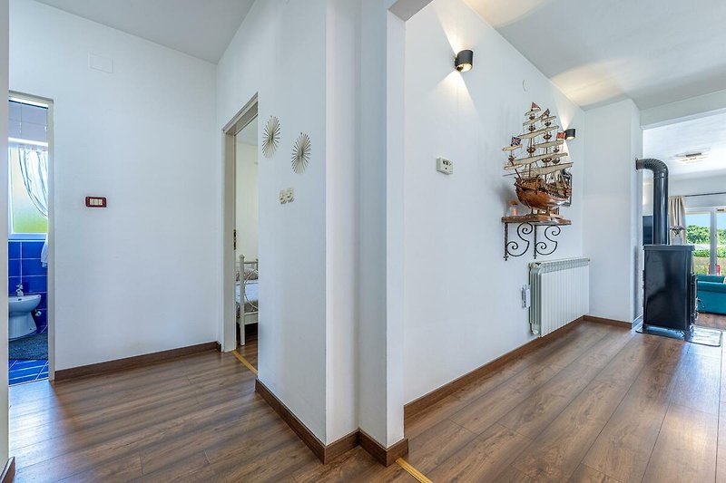 Gemütliches Wohnzimmer mit Holzboden und stilvoller Inneneinrichtung.