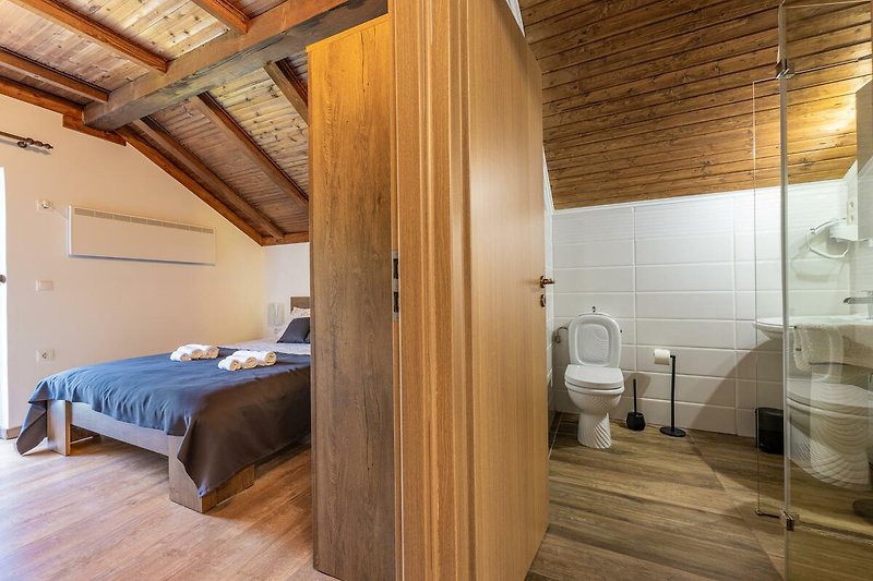 Gemütliches Schlafzimmer mit stilvollem Holzbett. Perfekt zum Entspannen und Träumen.