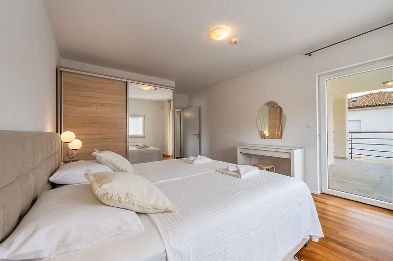 Willkommen in diesem stilvollen Schlafzimmer mit bequemem Bett und stilvollem Interieur. Entspannen Sie und genießen Sie den Komfort.