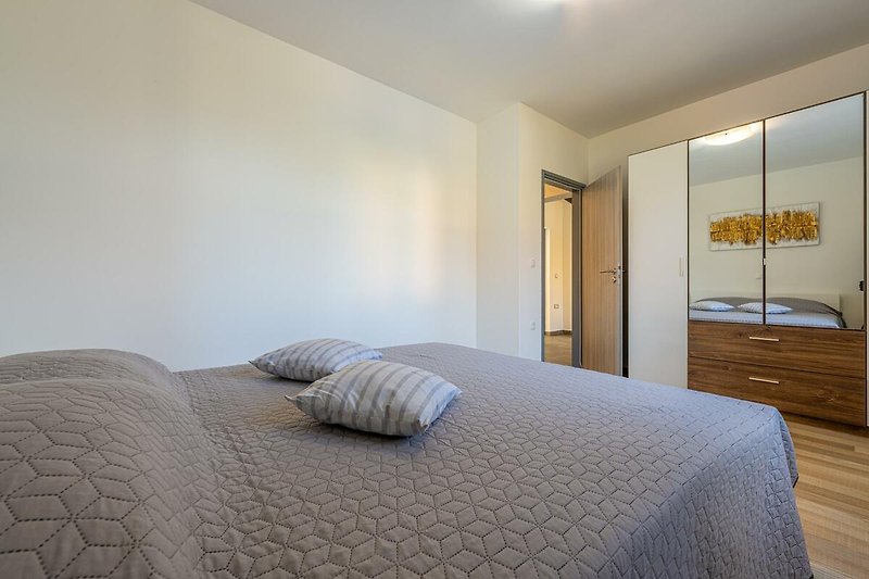 Komfortables Schlafzimmer mit Holzmöbeln und stilvollem Design.