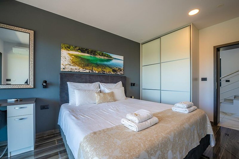 Gemütliches Schlafzimmer mit stilvollem Interieur und gemütlichem Bett.