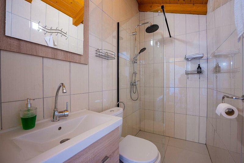 Schönes Badezimmer mit lila Akzenten und modernen Armaturen.