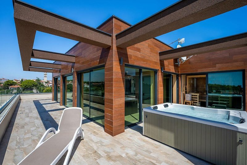 Moderne Wohnung mit Pool und atemberaubender Architektur.
