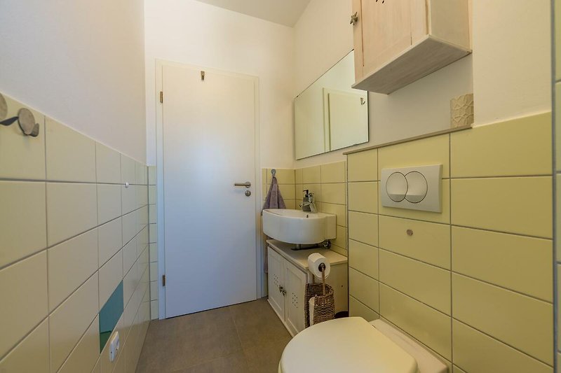 Schönes Badezimmer mit stilvoller Einrichtung und lila Waschbecken.