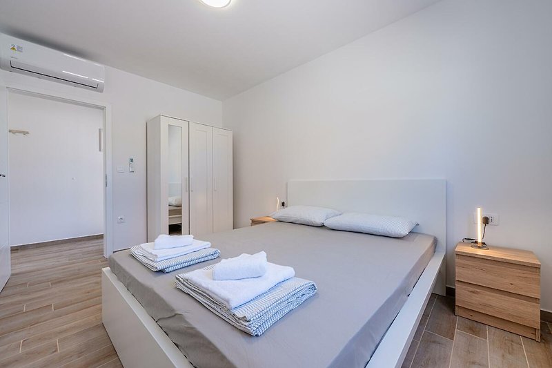 Gemütliches Schlafzimmer mit bequemem Bett und stilvollem Interieur. Perfekt zum Entspannen und Ausruhen.