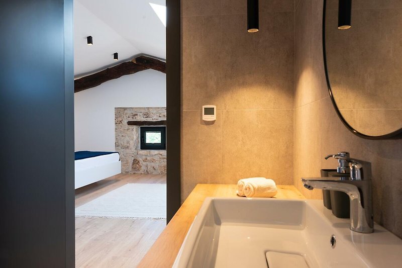 Stilvolles Badezimmer mit Holzboden und elegantem Design.