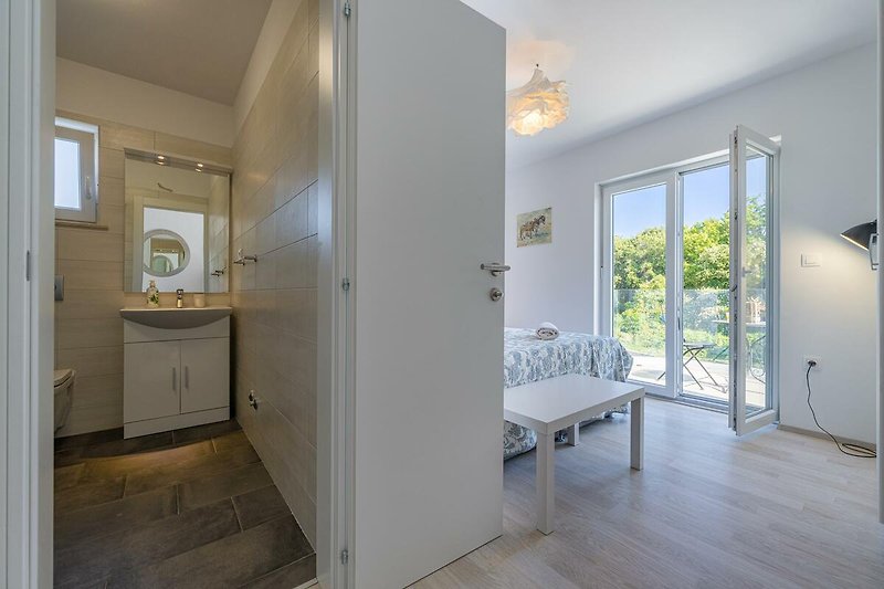 Gemütliches Badezimmer mit stilvoller Einrichtung und Holzboden.