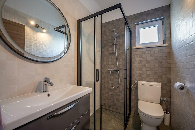 Schönes Badezimmer mit lila Möbeln und stilvollem Interieur.