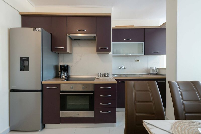 Moderne Küche mit stilvollen Möbeln, Arbeitsplatte und Spüle.
