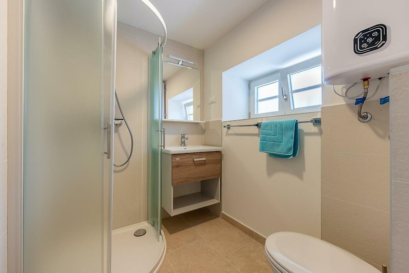 Modernes Badezimmer mit stilvollem Design und komfortabler Ausstattung. Perfekt zum Entspannen.
