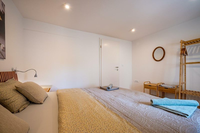 Gemütliches Schlafzimmer mit stilvollen Holzmöbeln und gemütlichem Bett.