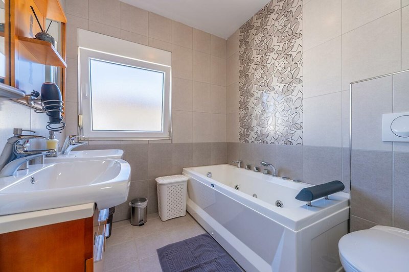 Schönes Badezimmer mit stilvollem Interieur und moderner Ausstattung.