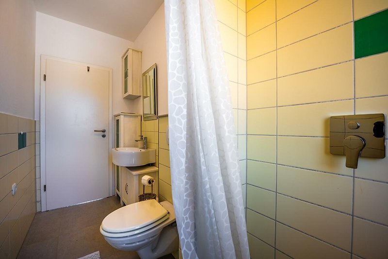 Schönes Badezimmer mit lila Waschbecken und stilvoller Einrichtung.