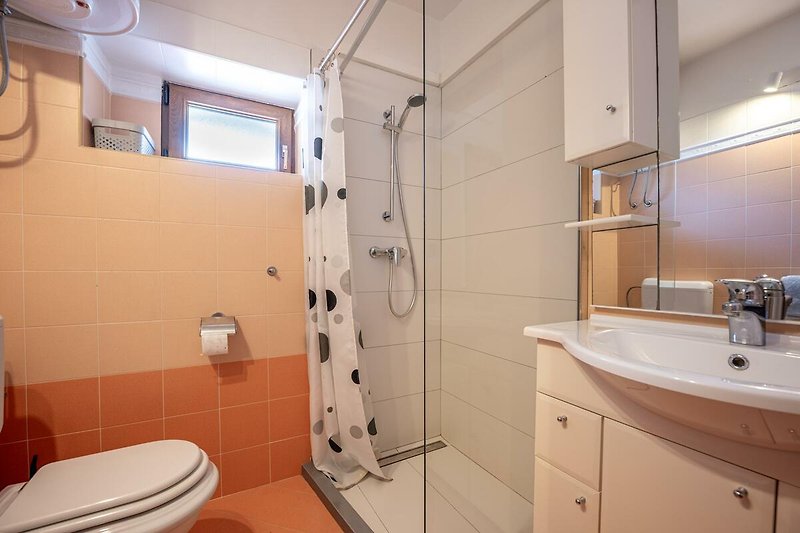 Schönes Badezimmer mit stilvoller Inneneinrichtung und moderner Ausstattung.