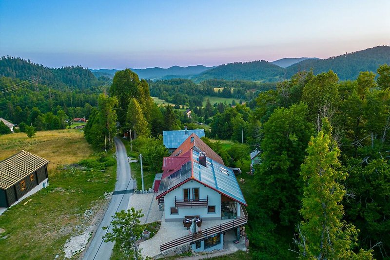 Schönes Ferienhaus mit atemberaubender Berglandschaft. Ideal zum Wandern und Entspannen in der Natur.