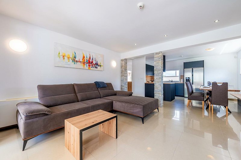 Genießen Sie den Komfort und die Schönheit dieses Wohnzimmers mit stilvollem Mobiliar und gemütlicher Atmosphäre.