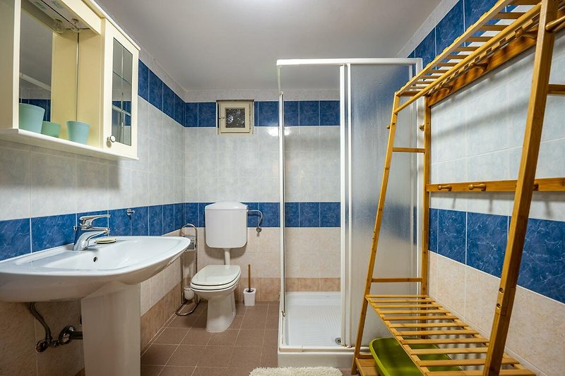 Schönes Badezimmer mit Spiegel, Waschbecken und stilvoller Inneneinrichtung.