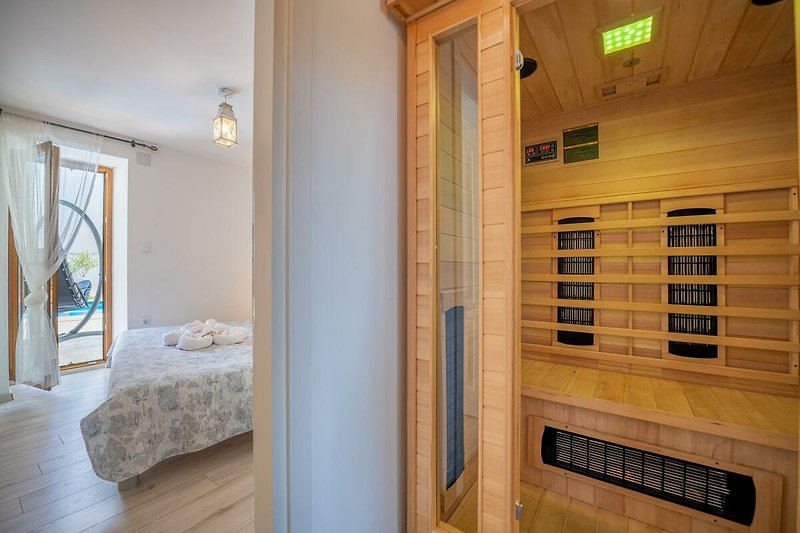 Gemütliches Schlafzimmer mit stilvoller Beleuchtung und Holzmöbeln.