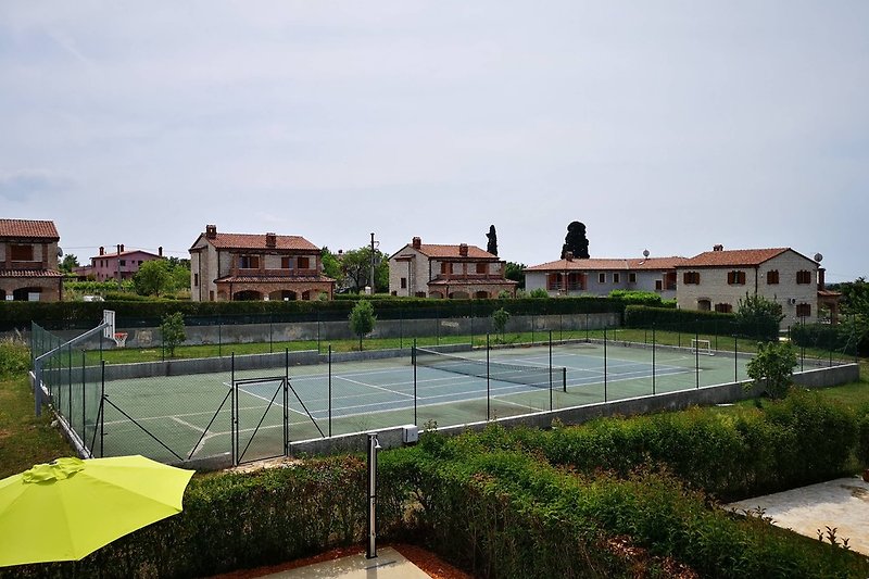 Gemeinsamer Tennisplatz