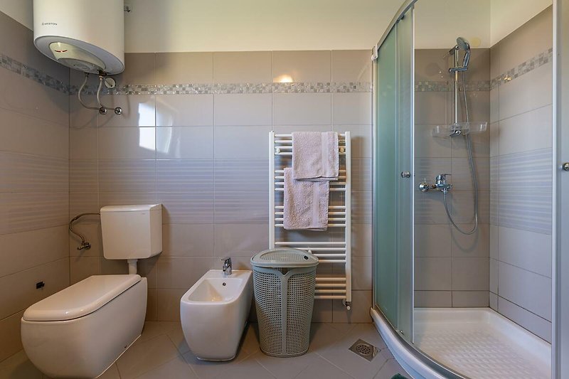 Moderne Badezimmerausstattung mit stilvollem Design und Komfort.